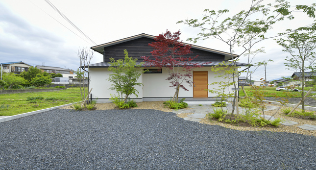 焼杉と白壁が調和する、斑鳩町の住まい