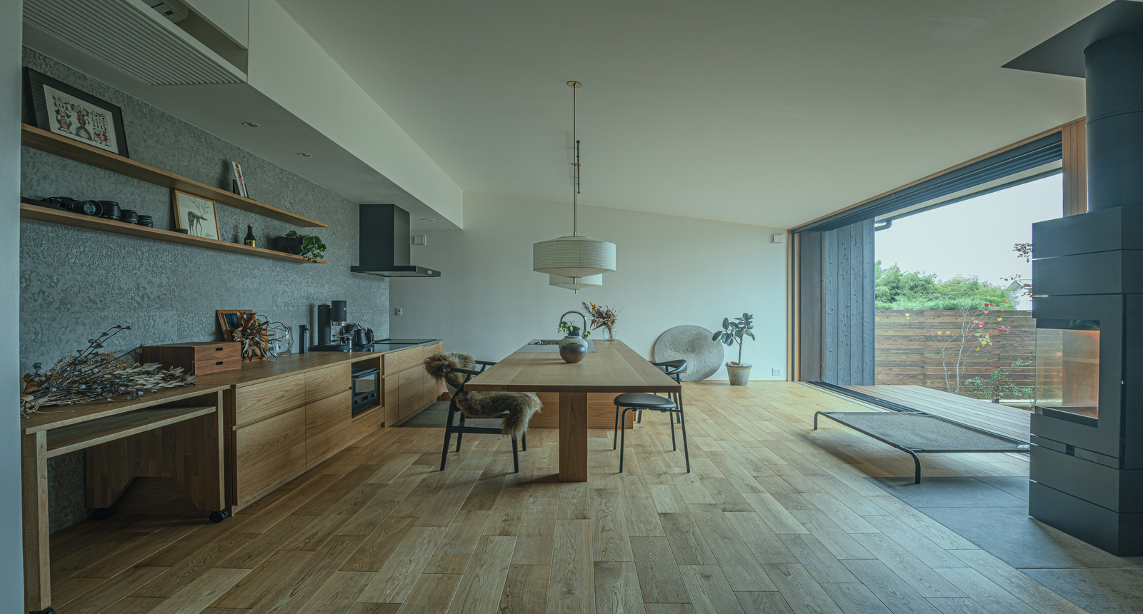 炉を据えた平屋の家